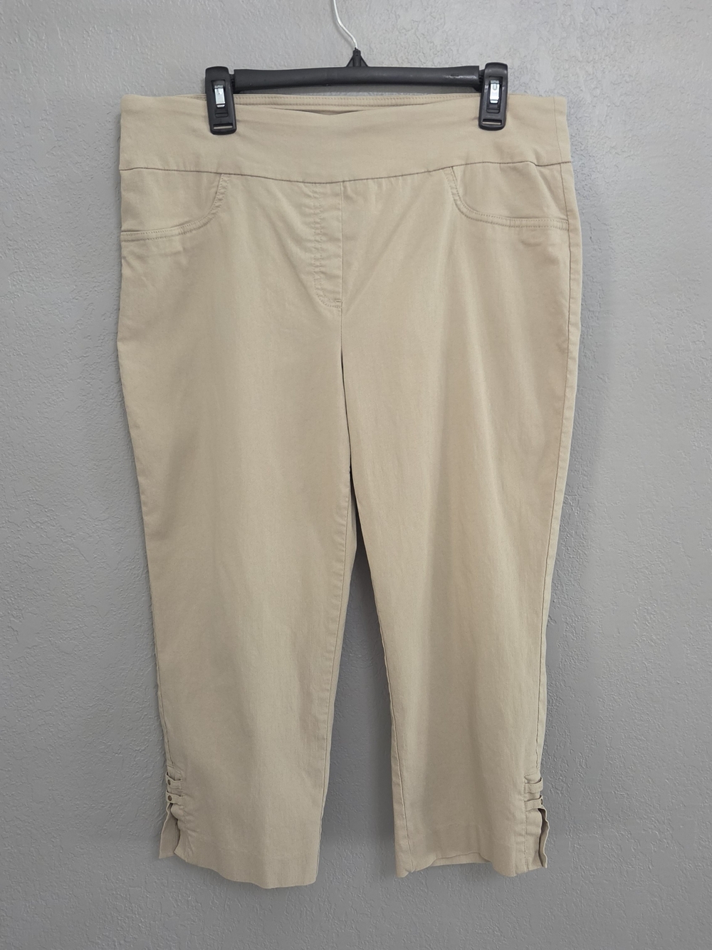hearts of palm Beige Pull-On Capri Pants with Ruched Hem Accents